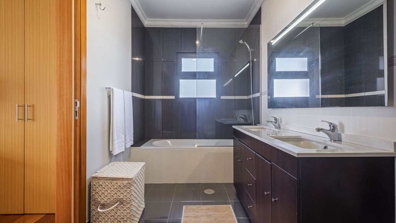 Photo of Bathroom in Calheta