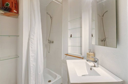 Praia das Macas Apartment | Holiday Apartment "Mar E Serra IIII" near Beach with Balcony & Wi-Fi