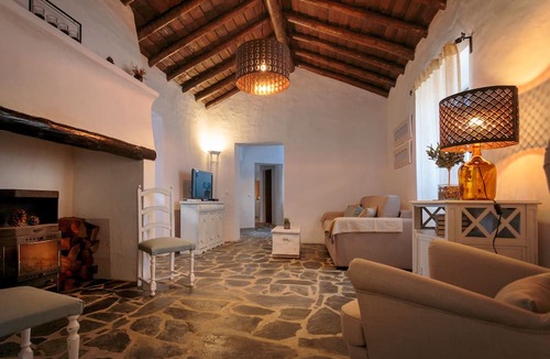 Monforte House | Aleixo's Guest House: entire house with garden in the heart of Alentejo