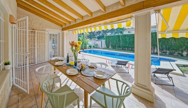 Wonderful private villa with A/C, private pool, WIFI, TV, terrace, pets allowed and parking in Benissa