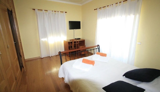 Villa Colibri heated pool, jacuzzi,cinema, air cond, games room,wifi, in Moncarapacho