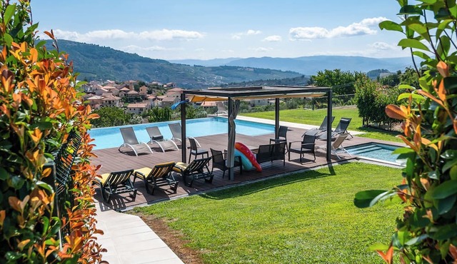 Villa Lalio - Five Bedroom Villa, Sleeps 10 in Vila Marim