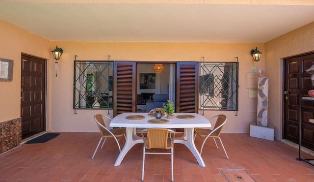 Countryside Villa "Green Paradise" with Shared Pool, Shared Garden & Wi-Fi in Lagos
