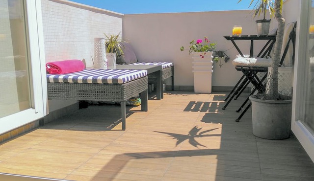 Panorama Studio ❤️ with Amazing Penthouse Balcony in Espinho