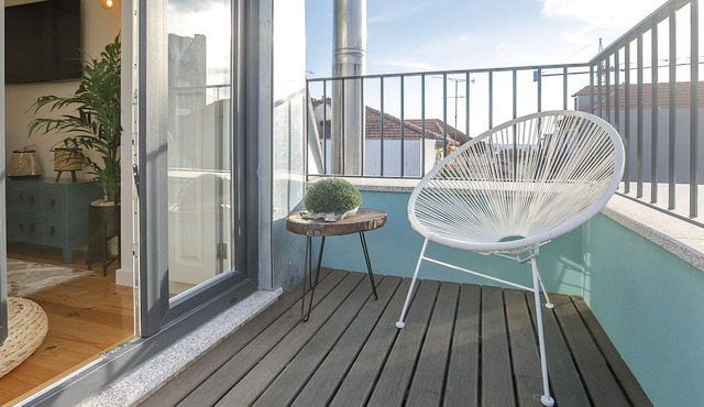 Downtown Studio w/Pool, AC & Balcony by LovelyStay in Porto