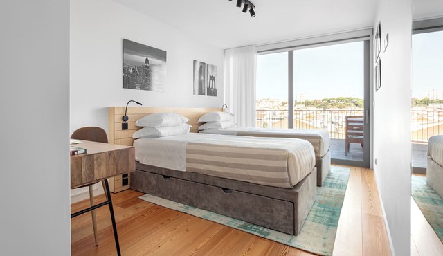 LUXURIOUS, BRIGHT & LARGE TERRACE WITH GREAT VIEW | Family-Friendly in Lisboa