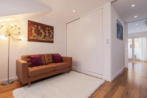 Cortes Apartment in Lisbon Historic Neighborhood